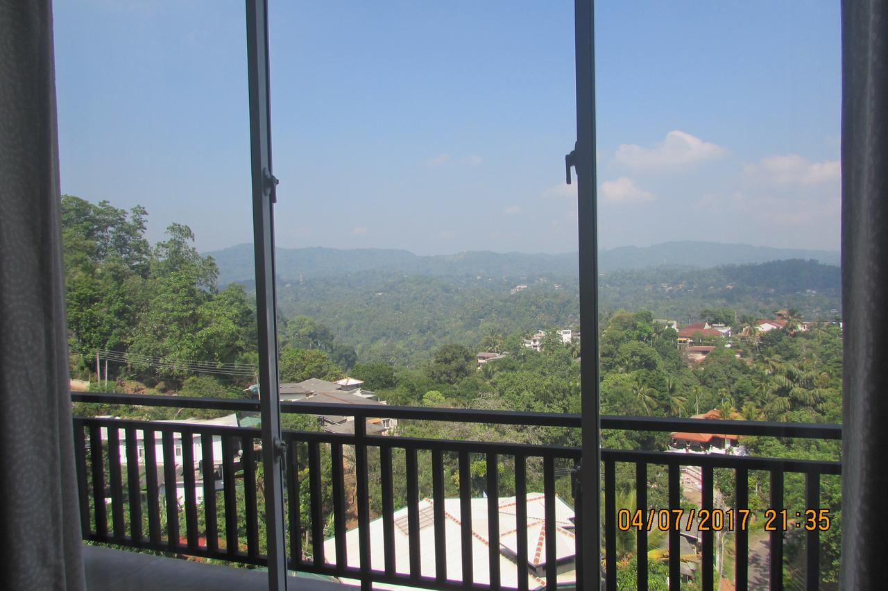 Red Chillies Tourist Inn Kandy Dış mekan fotoğraf