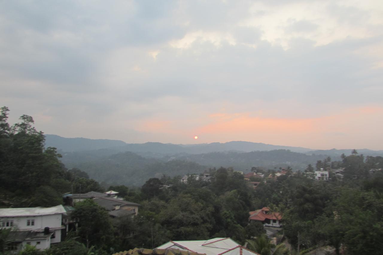 Red Chillies Tourist Inn Kandy Dış mekan fotoğraf