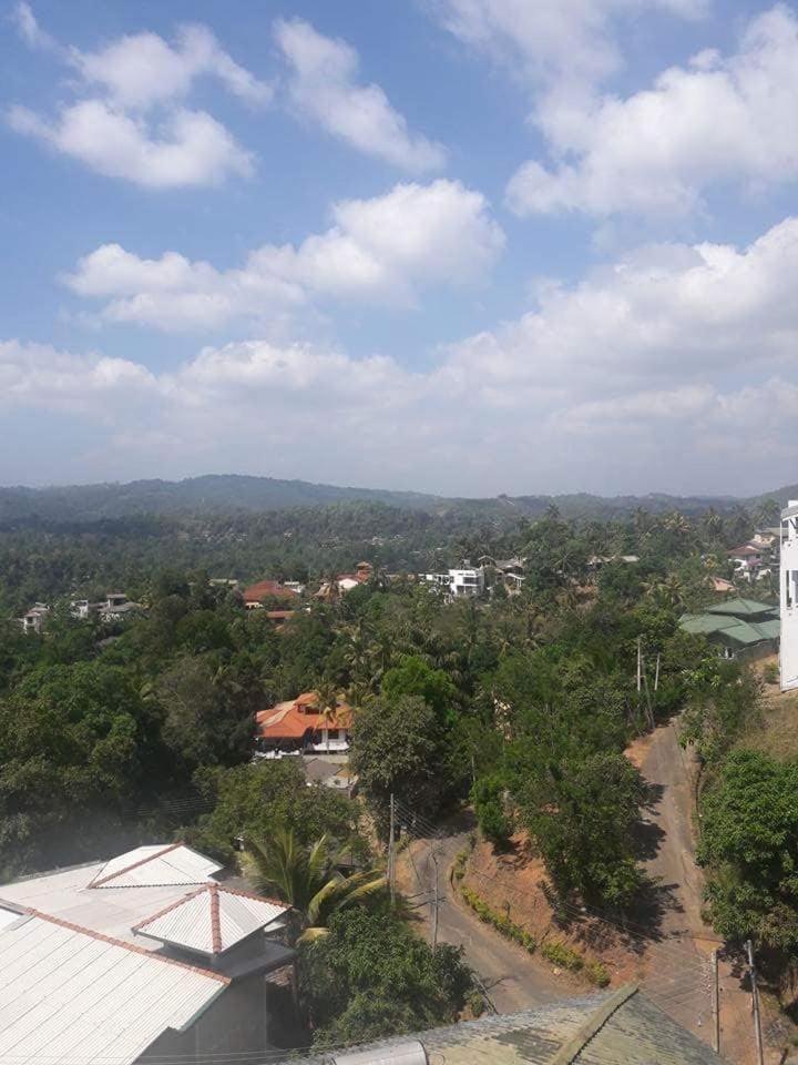 Red Chillies Tourist Inn Kandy Dış mekan fotoğraf