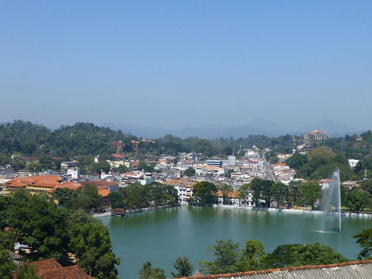 Red Chillies Tourist Inn Kandy Dış mekan fotoğraf